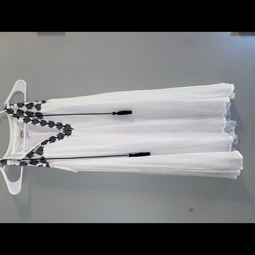 Women’s white flow dress size medium